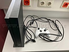 Xbox One X mit Controller, Lan-Kabel, Stromkabel und HDMI-Kabelc